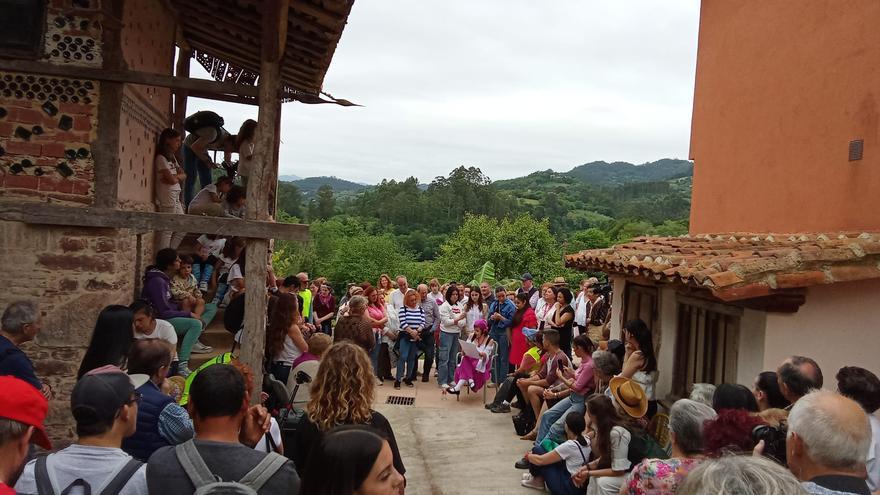 Arte y tradición contra la soledad no deseada: así es el programa intergeneracional de la Comarca de la Sidra