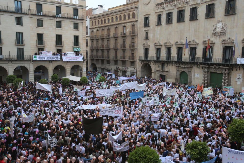 Manifestación en contra de los recortes de aulas en la enseñanza concertada