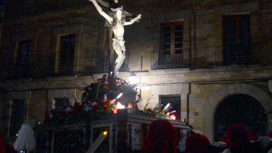 El Cristo de la Salud sube por la calle Santa Cruz, entre tinieblas.