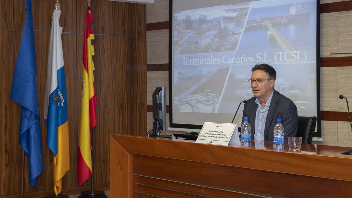 El jefe Seguridad y Medio Ambiente de Terminales Canarios, Enrique León, ayer durante su ponencia.