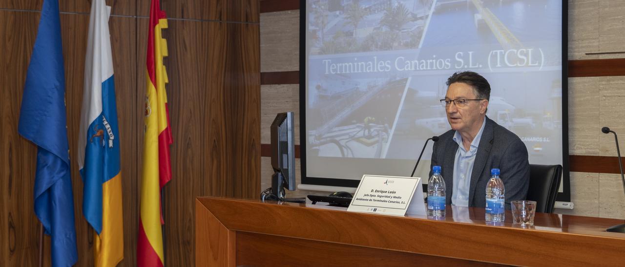 El jefe Seguridad y Medio Ambiente de Terminales Canarios, Enrique León, ayer durante su ponencia.