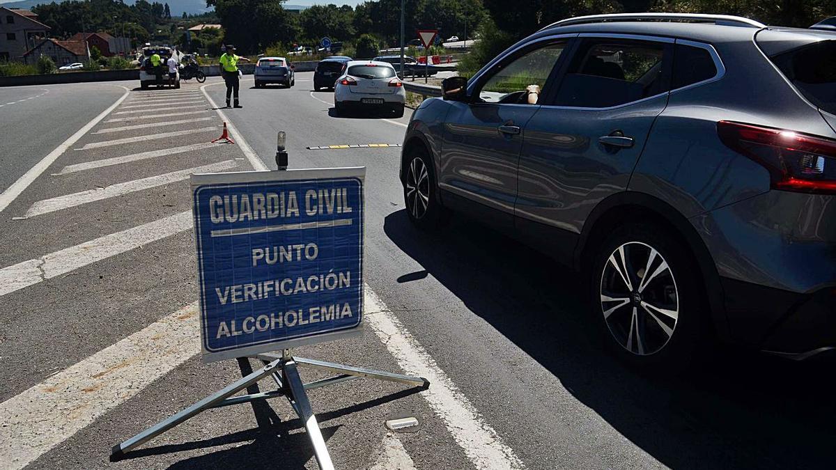 Agentes de la Guardia Civil de Tráfico, en un punto de control de verificación de alcoholemia. |   // NOE PARGA