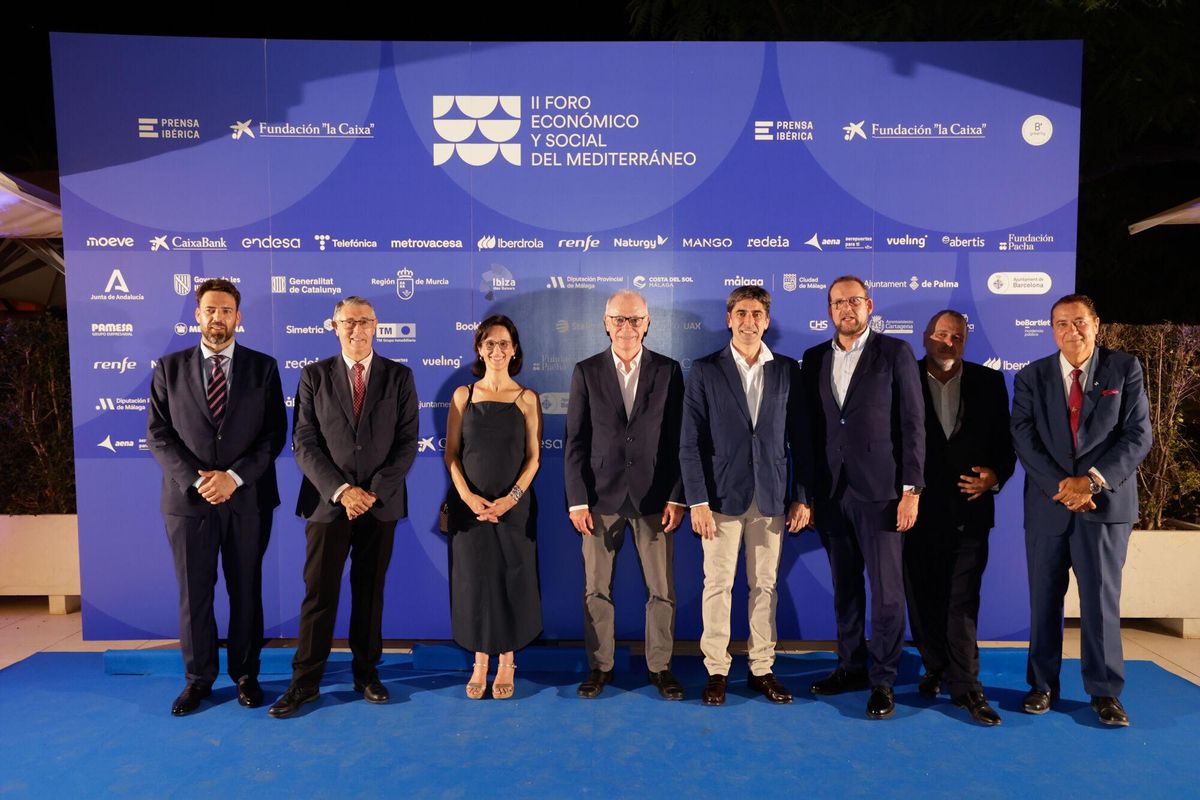 Málaga. 2 Foro del Mediterráneo. Prensa Ibérica. Cóctel de bienvenida. Juan Cabezas, Mario Urrea, Inmaculada Serrano, Antonio Navarro Corchón, Andrés Sánchez, José Guillén, José Alberto Pardo y Pedro de los Santos