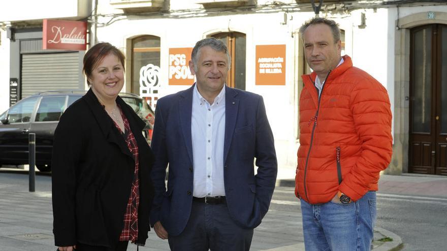 Ana Guzmán, Manuel Cuíña y Pablo García, delante de la sede socialista de Silleda.