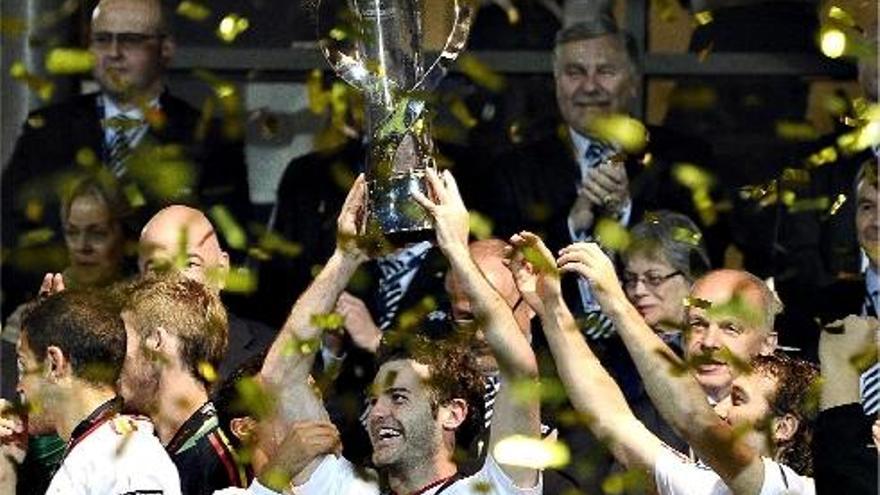 Mata levanta la copa de campeón de la Eurocopa, el pasado sábado en Dinamarca.