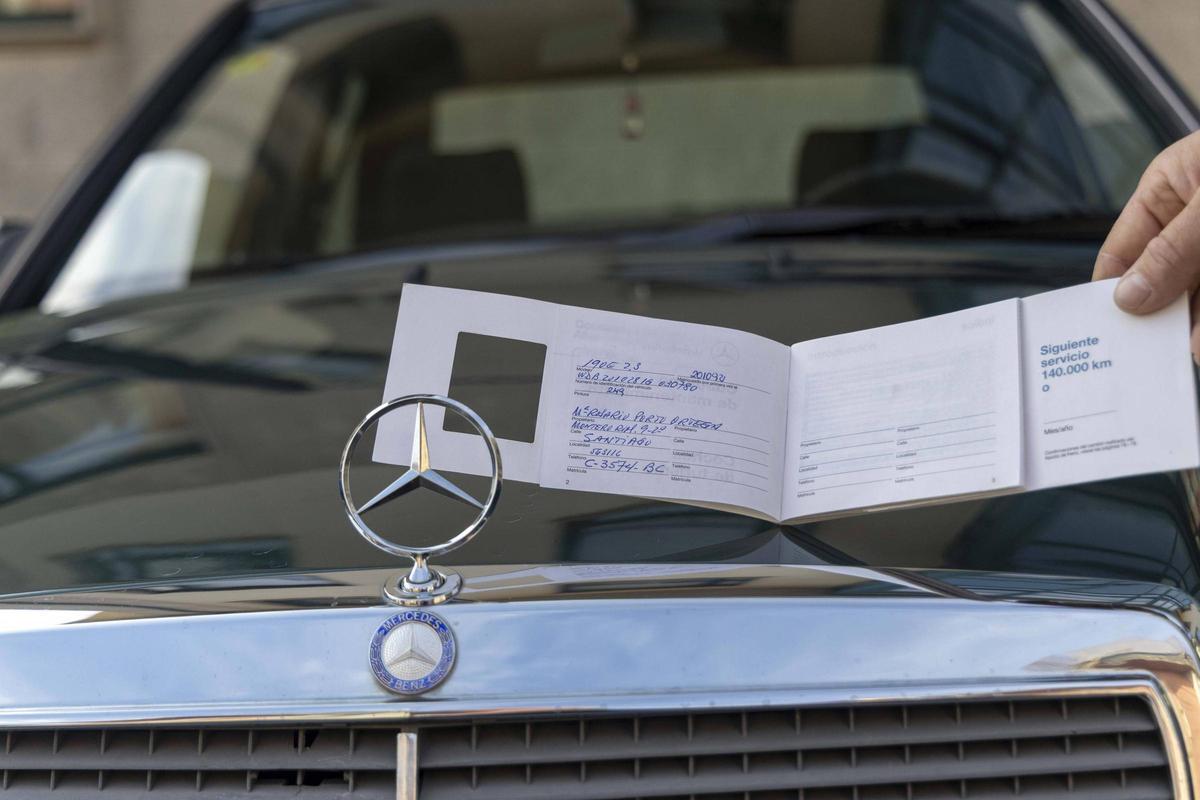Libro de revisiones del Mercedes 190 de color verde adquirido por el vecino de Teo