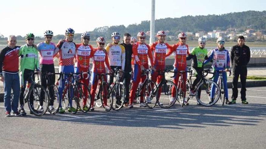 El equipo de ciclismo Super Froiz. // FdV