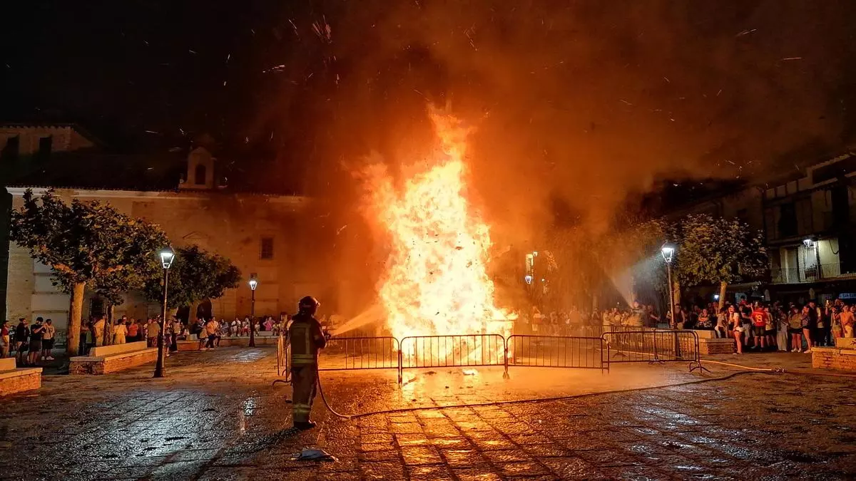 Las hogueras prenden la mecha festiva de San Juan en Toro