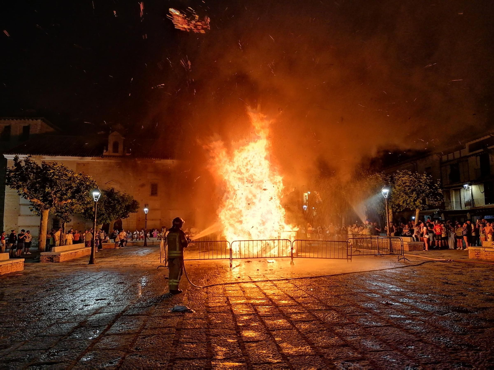 GALERÍA | Toro revive la noche de San Juan con música y fuego