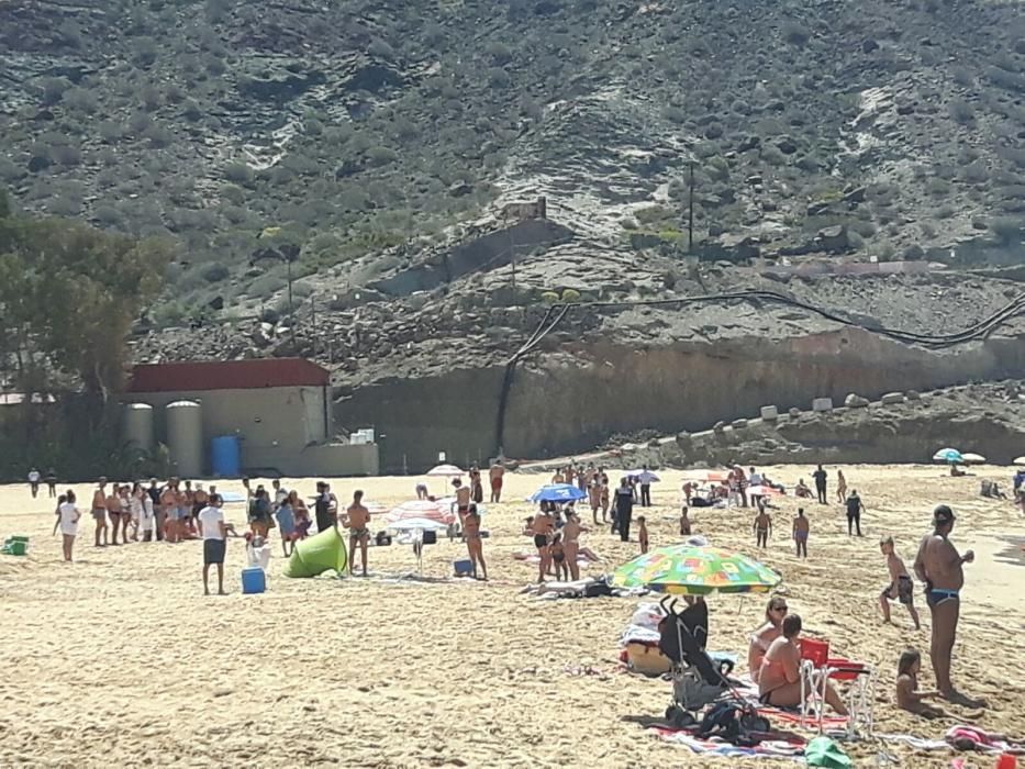 La Guardia Civil desaloja la playa de Tauro