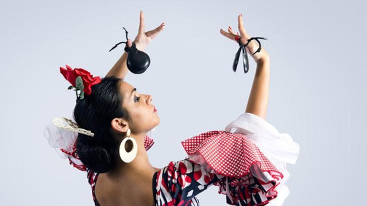 Balladora durant una actuació de sevillanes