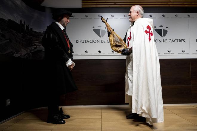 Galería | Montánchez celebrará un festival histórico y gastronómico para conmemorar el paso de Carlos V y exaltar su jamón