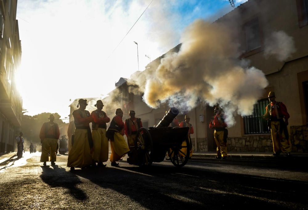 Las diez comparsas acompañan al santo en su tradicional bajada ante miles de vecinos que aguardan con emoción su paso