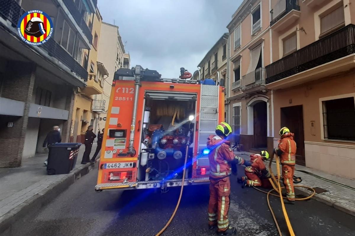 Una mujer de 84 años resulta herida leve en un incendio en Carcaixent