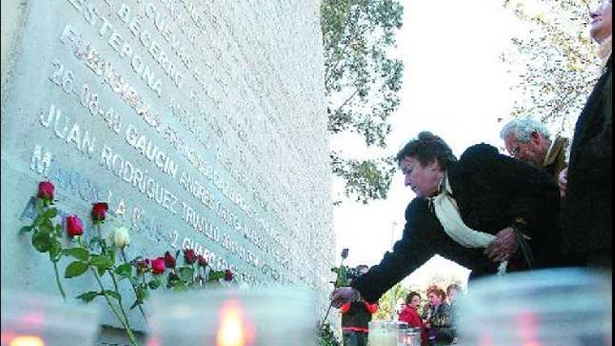 Homenaje. Los familiares depositan flores en honor a los desaparecidos frente al pedestal del monumento conmemorativo. daniel pérez
