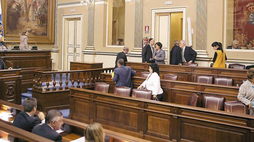 Los diputados del PSC abandonan el hemiciclo durante la intervención de Miguel Cabrera Pérez-Camacho, a la izquierda.