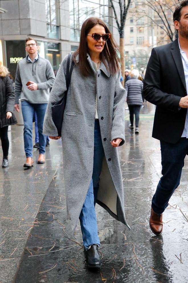 Katie Holmes con abrigo de corte masculino en gris