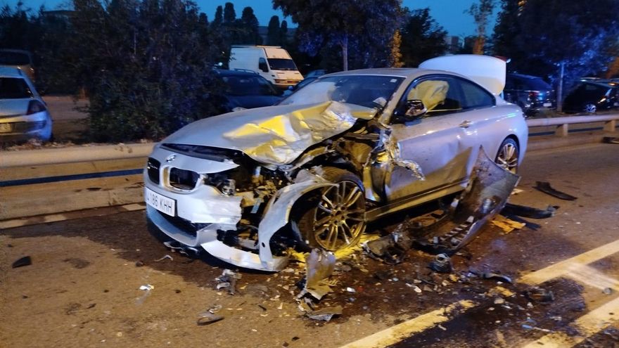 Un aparatós xoc frontal entre dos cotxes deixa un ferit a Figueres