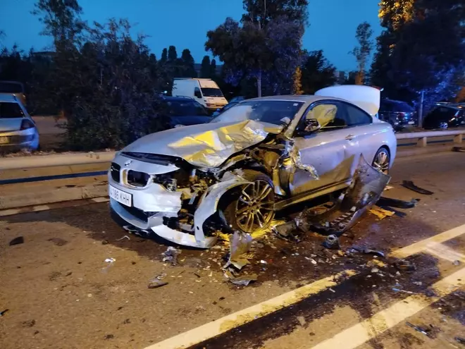 Les fotos d'un aparatós xoc frontal entre dos cotxes a Figueres