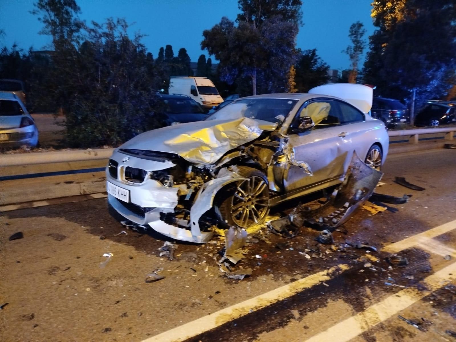 Les fotos d&#039;un aparatós xoc frontal entre dos cotxes a Figueres