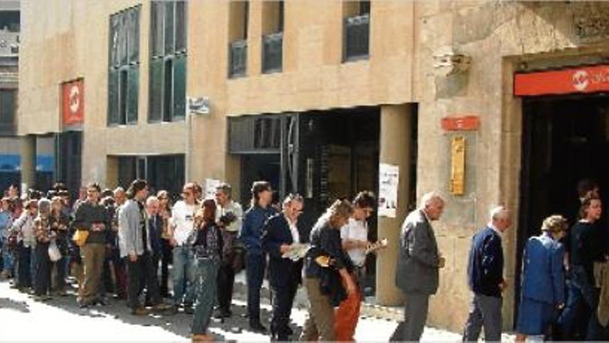 Façana dels locals de Caixa Manresa i la Fundació Caixa Manresa, a la Plana de l&#039;Om, l&#039;any 2002