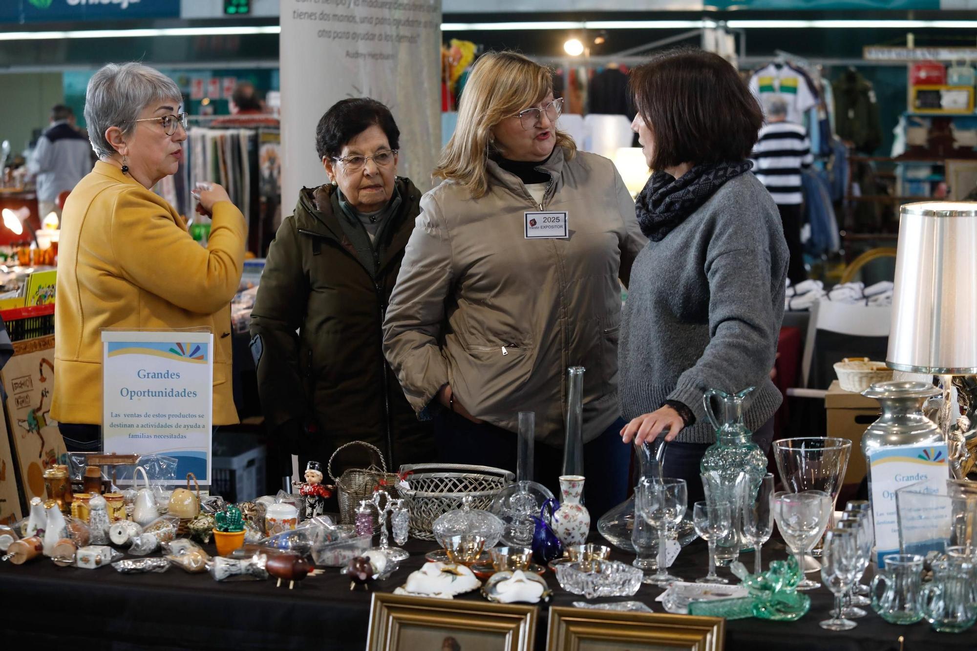 Larga cola en la apertura de la Feria de Antigüedades