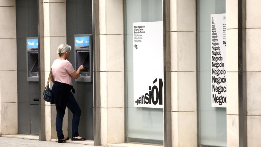 El miedo a una crisis empuja  a las familias de Castellón a meter en el banco 1,45 millones al día
