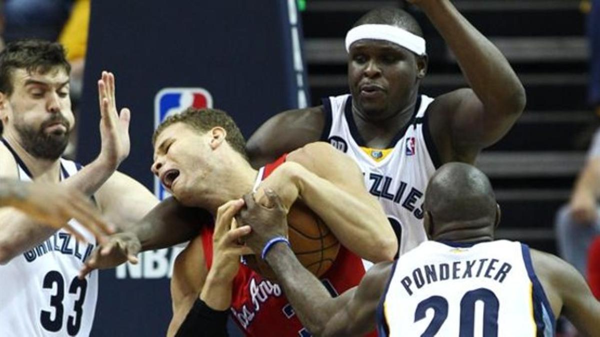 Gasol, Randolph y Pondexter frenan a Blake Griffin.