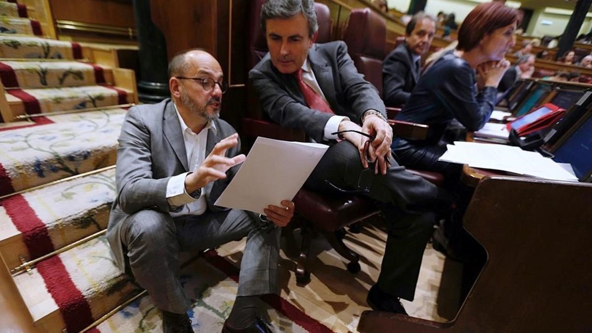 Carles Campuzano conversa con Pedro Saura en el Congreso de los Diputados.