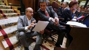 Carles Campuzano conversa con Pedro Saura en el Congreso de los Diputados.