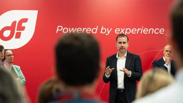 Eduardo Espinosa se dirige a la plantilla de Duro Felguera en la nueva sede de Duro Felguera, en Langreo.  |