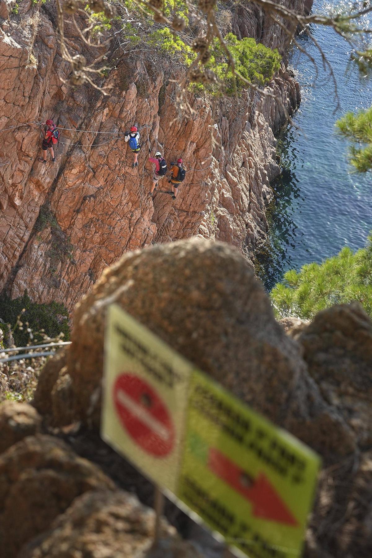 Les imatges de la via ferrada de la Cala del Molí que hauran de desmantellar Les imatges de la via ferrada de la Cala del Molí que hauran de desmantellar