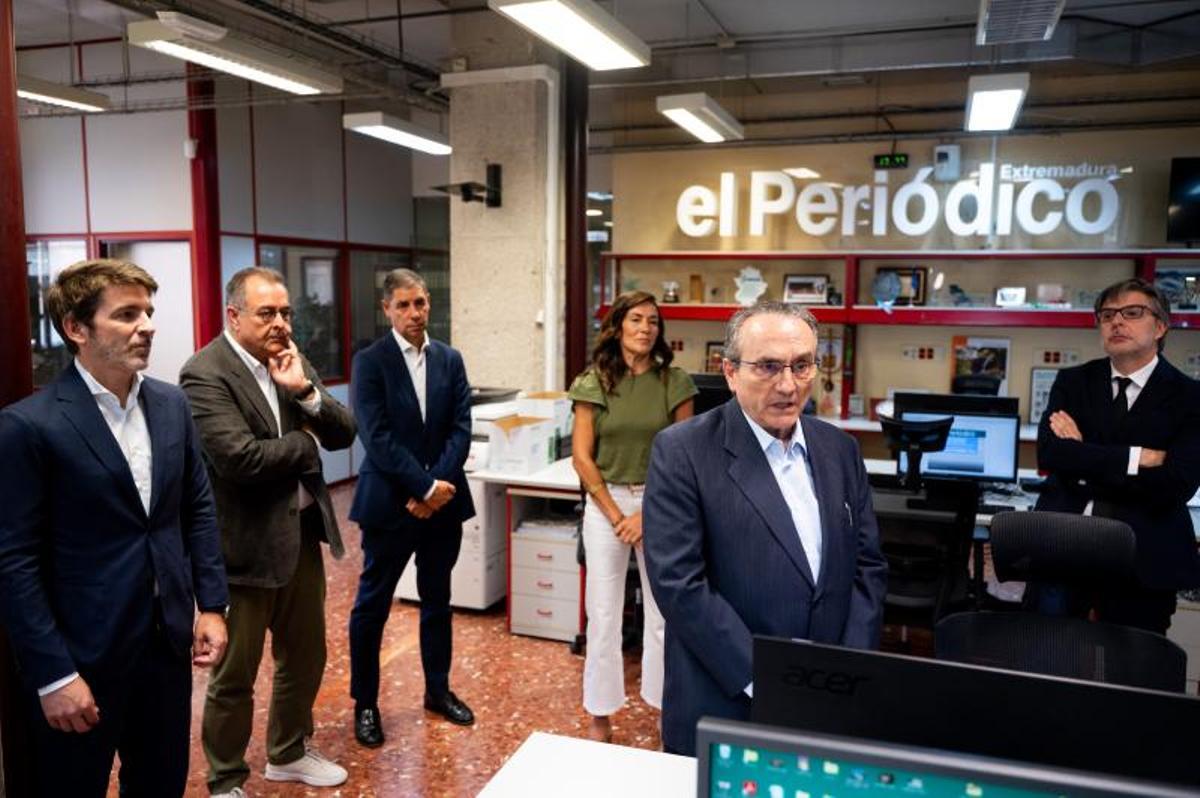Javier Moll, presidente de Prensa Ibérica, se dirige a los trabajadores de El Periódico Extremadura. Detrás, desde la izquierda, Sergi Guillot, director general de Prensa Ibérica; Albert Sáez, director general de Contenidos y Relaciones Institucionales del grupo y presidente del Comité Editorial de El Periódico; Juan Emilio Maíllo, director de Comunicación y Relaciones Institucionales del grupo; María Ortiz, directora general de Prensa Ibérica en Extremadura; y Pablo Calvo, director de El Periódico Extremadura.