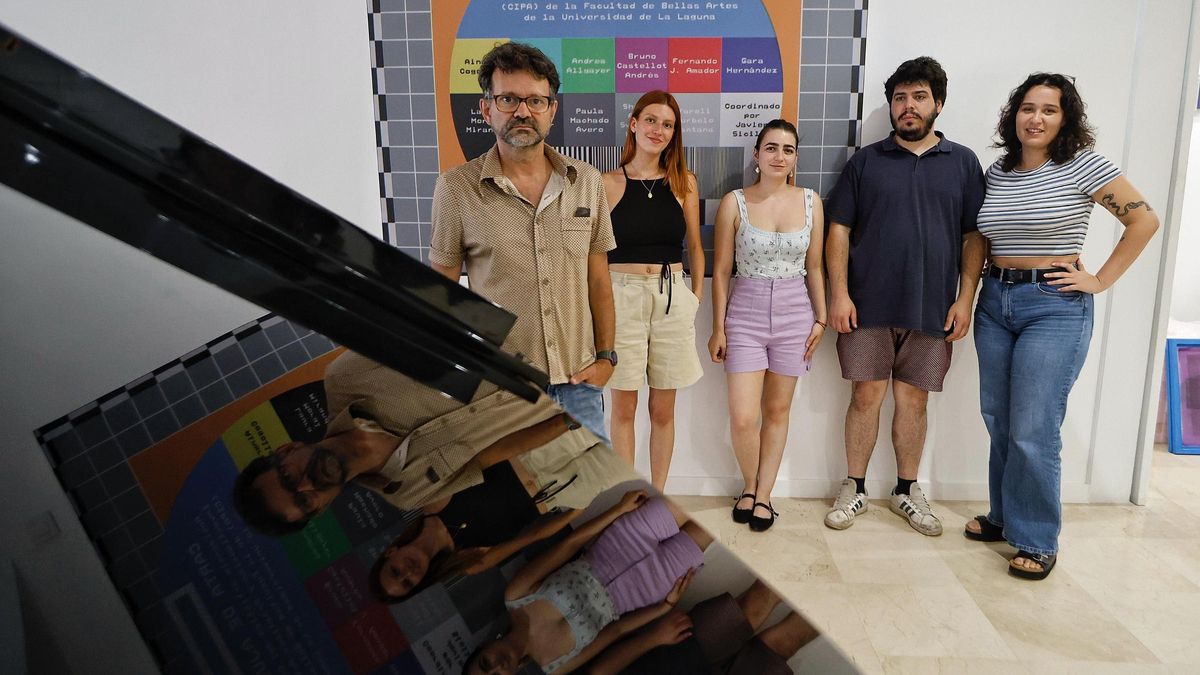 Algunos de los alumnos que exponen en el Círculo junto al profesor Javier Sicilia.