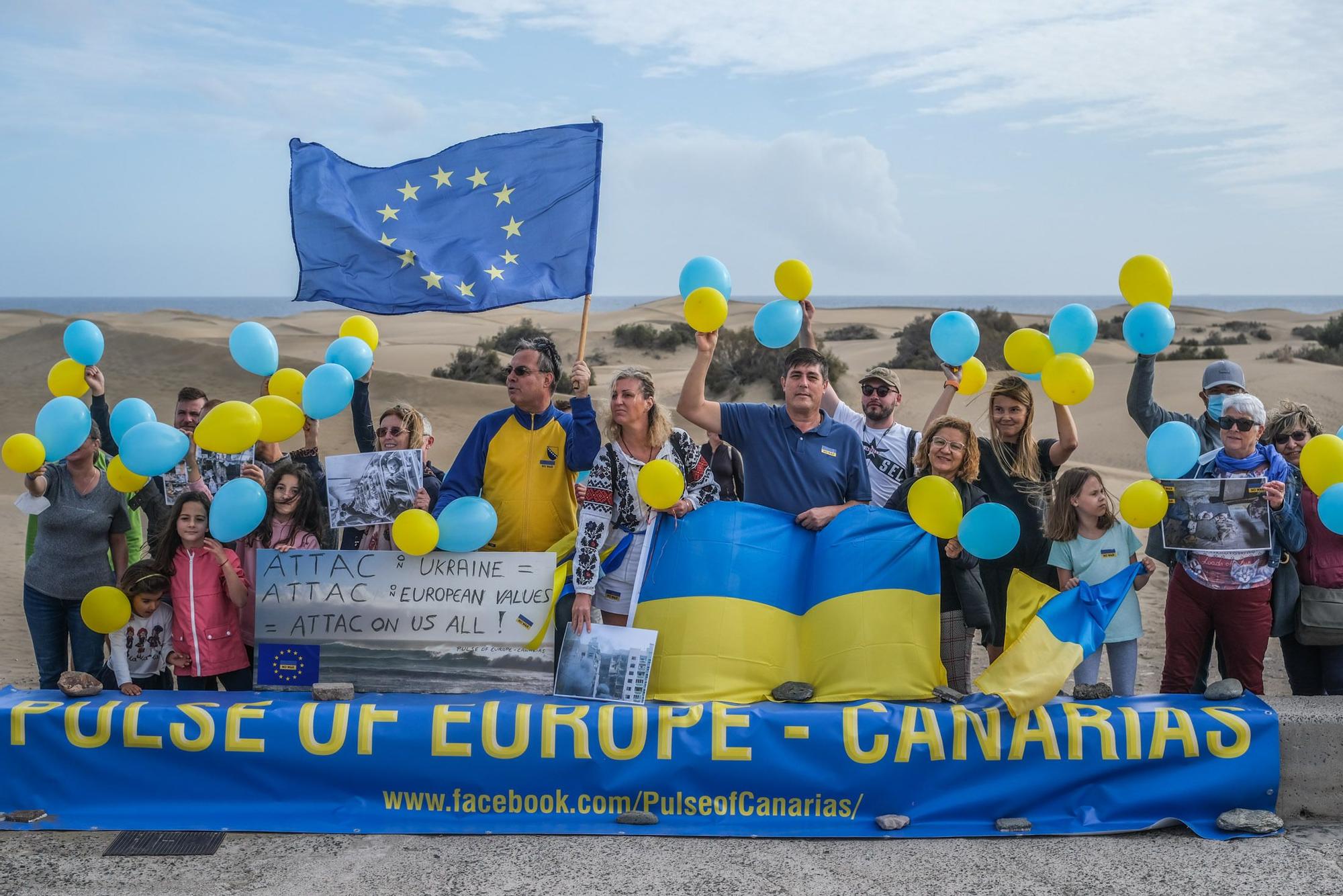 Manifestación de ucranianos en el mirador de las Dunas de Maspalomas