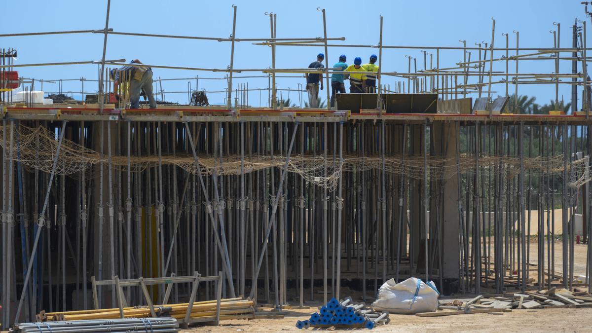 Trabajadores en la construcción de un colegio en La Aljorra