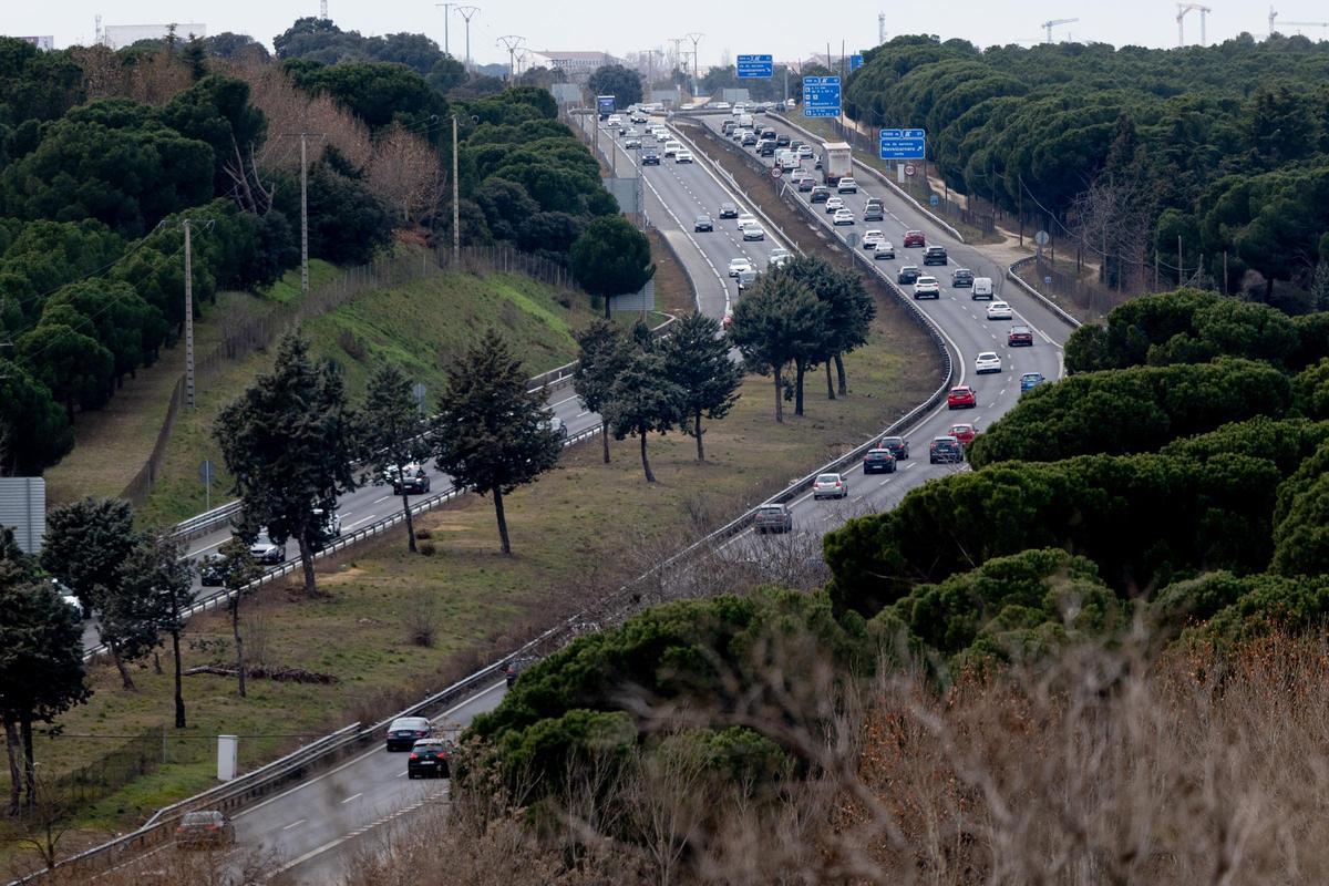 Varios vehículos circulan por la A-5 en Madrid, el pasado 3 de enero.