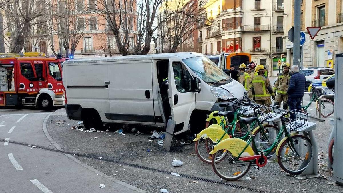 Les fotos de l'accident d'una furgoneta contra una estació de Girocleta