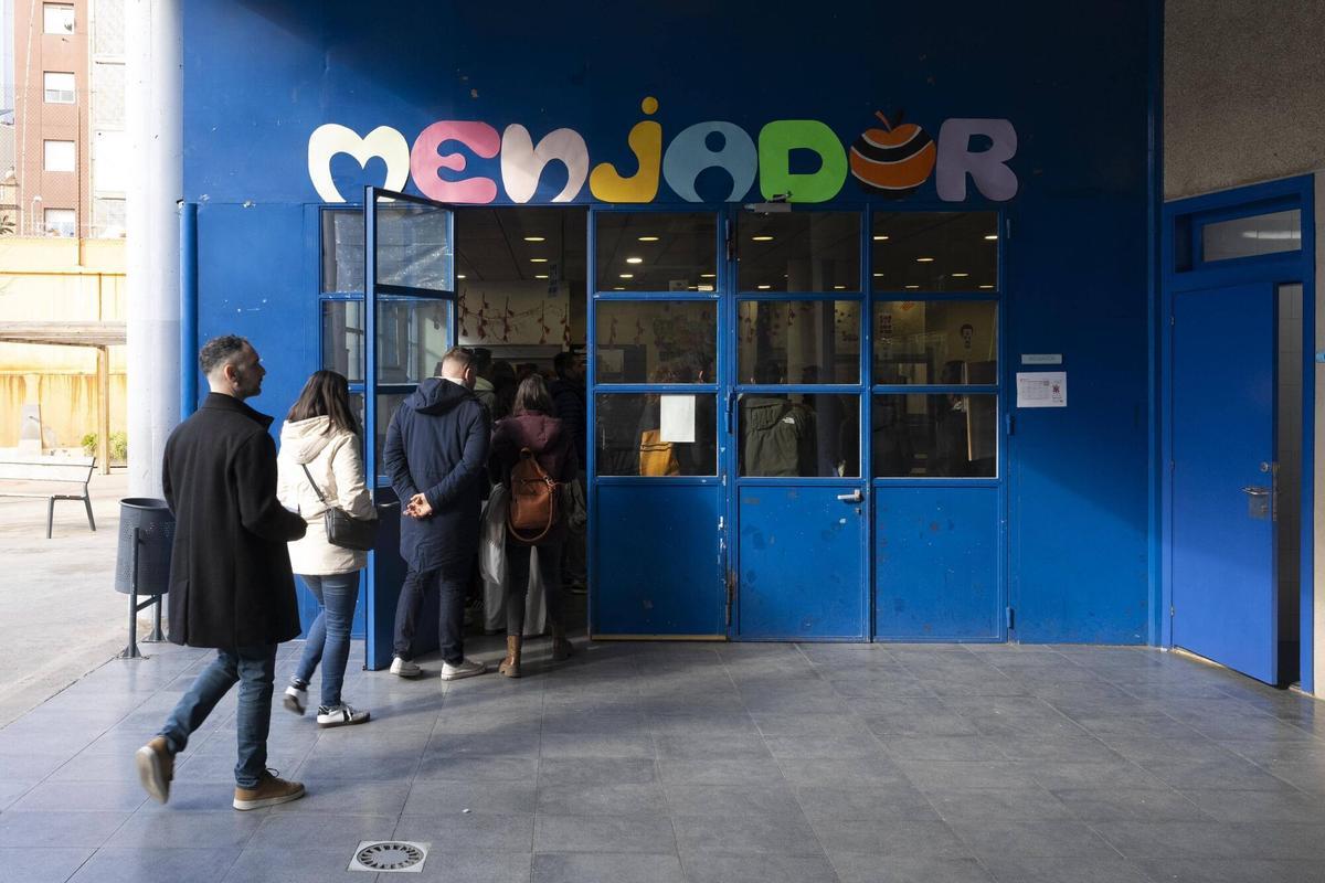 "¿Al menjador hi ha primers auxilis?" "¿Al menjador hi ha primers auxilis?"