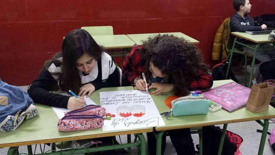 Los alumnos e Los Sauces trabajan en el concurso del postre a base de leche de oveja y cerezas.