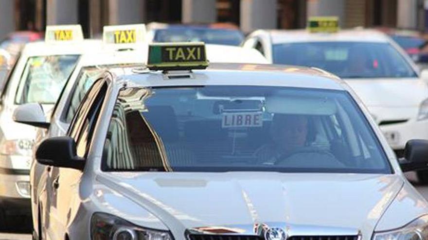 El sector del taxi sufre una caída del 50% en sus ingresos debido a la crisis