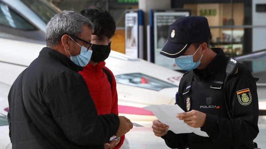 Primeros controles policiales para evitar desplazamientos injustificados, en Málaga capital.