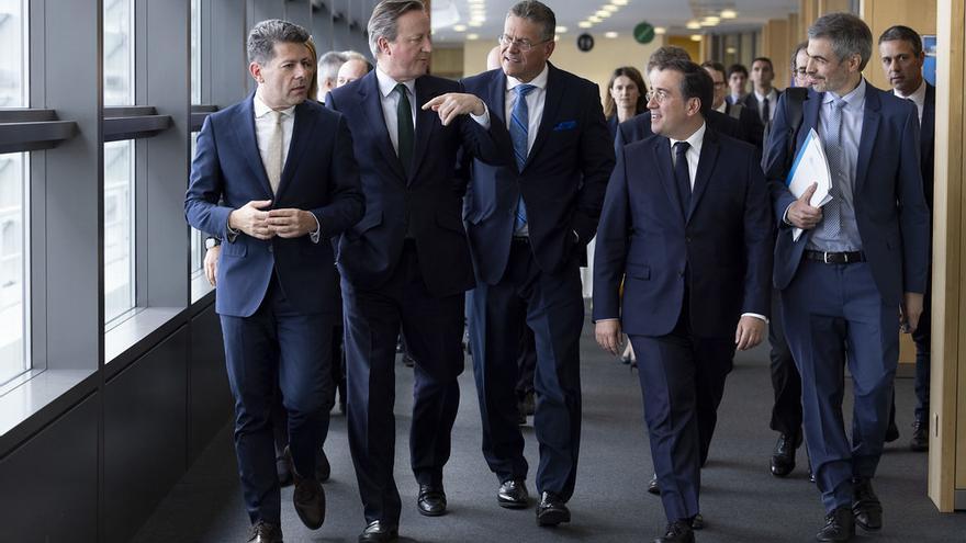 Albares y Cameron se reúnen este jueves en Bruselas para perfilar el acuerdo político sobre Gibraltar