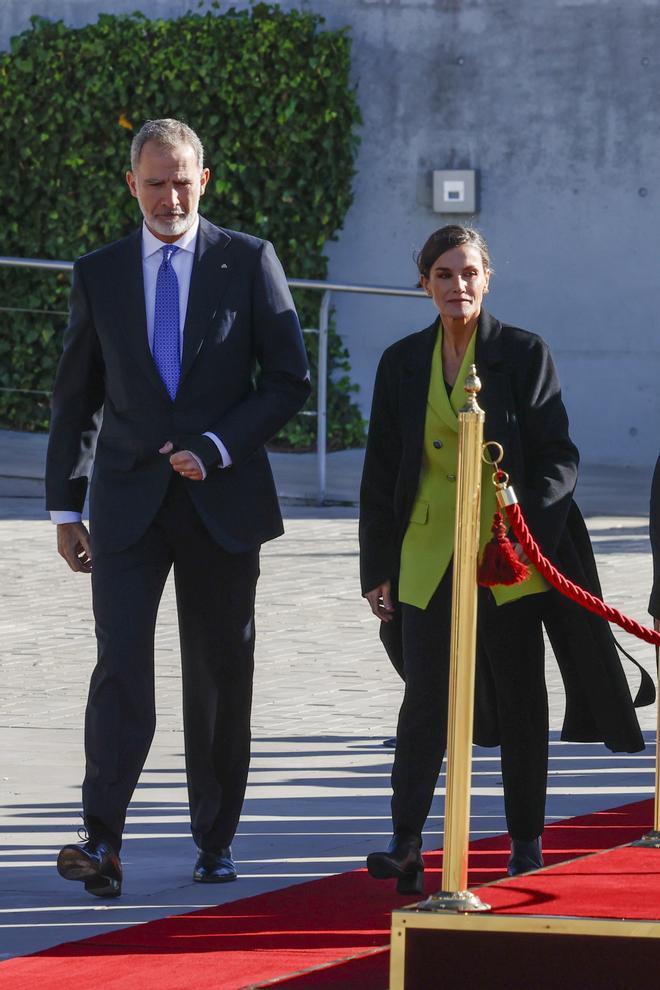 El rey Felipe y la reina Letizia con abrigo negro de Carolina Herrera, rumbo a Dinamarca