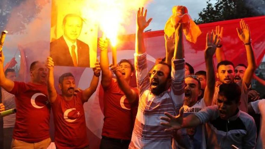 Simpatitzants del president turc Recep Tayyip Erdogan celebren els resultats de les eleccions a Istanbul