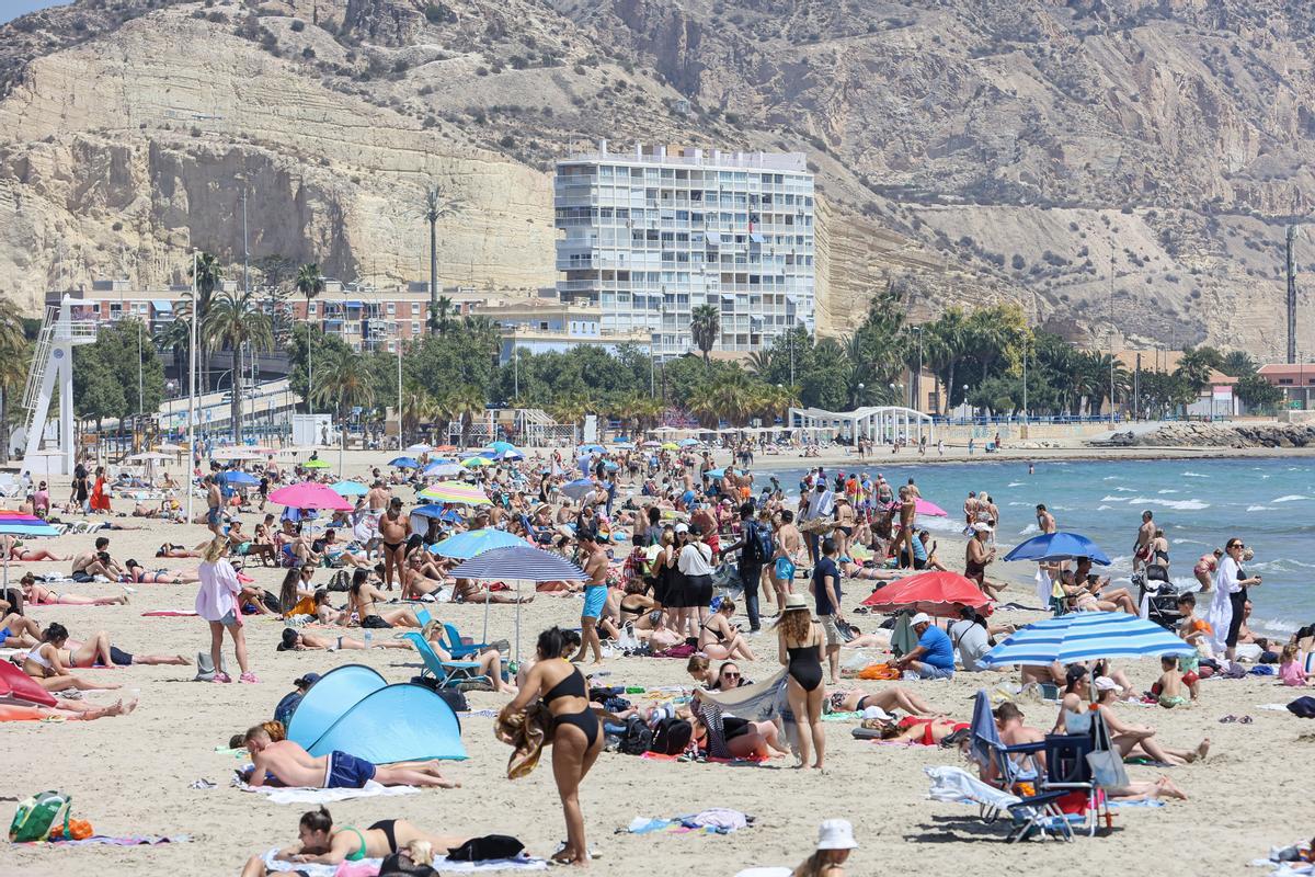 Playa de Alicante repleta de gente en pleno mes de abril