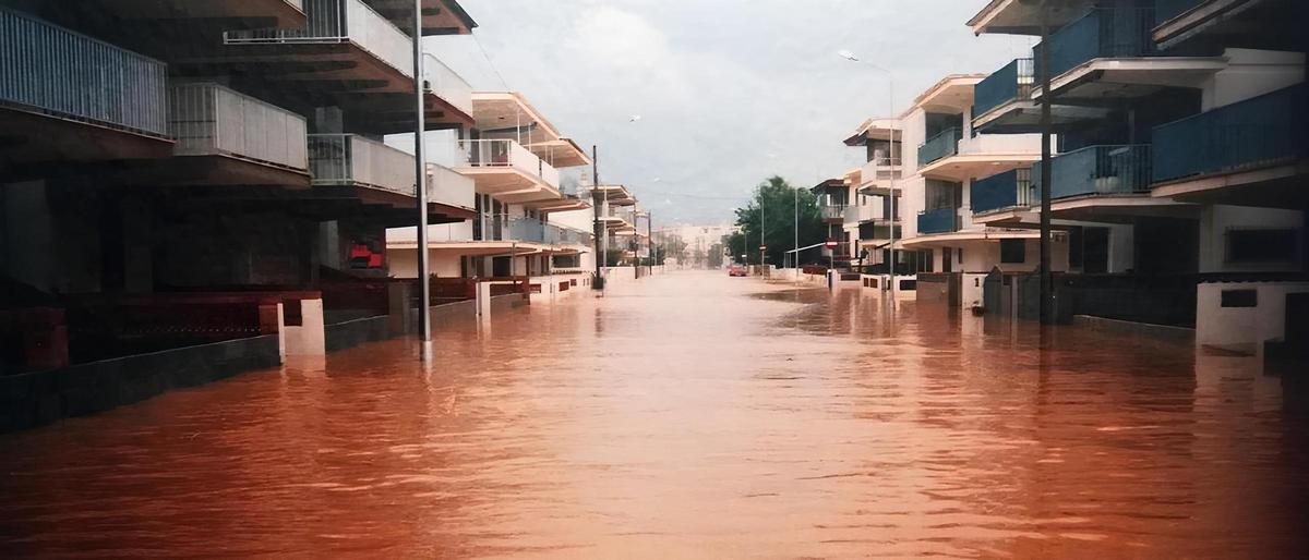 La playa de Oliva, donde el agua de la inundación se confundía con la del mar.