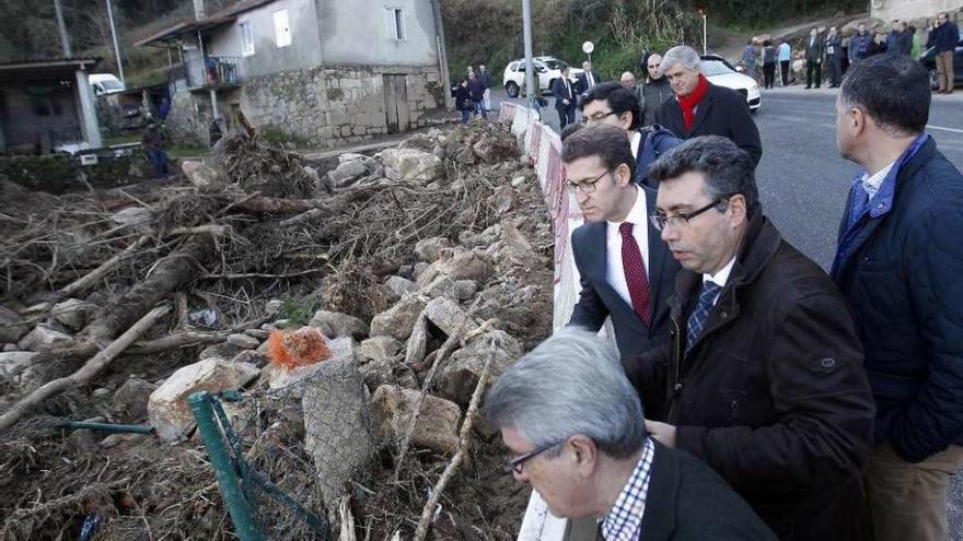 Núñez Feijóo visita la zona arrasada en la parroquia de Negros junto a Javier Bas y Antonio Coello. // R. Grobas