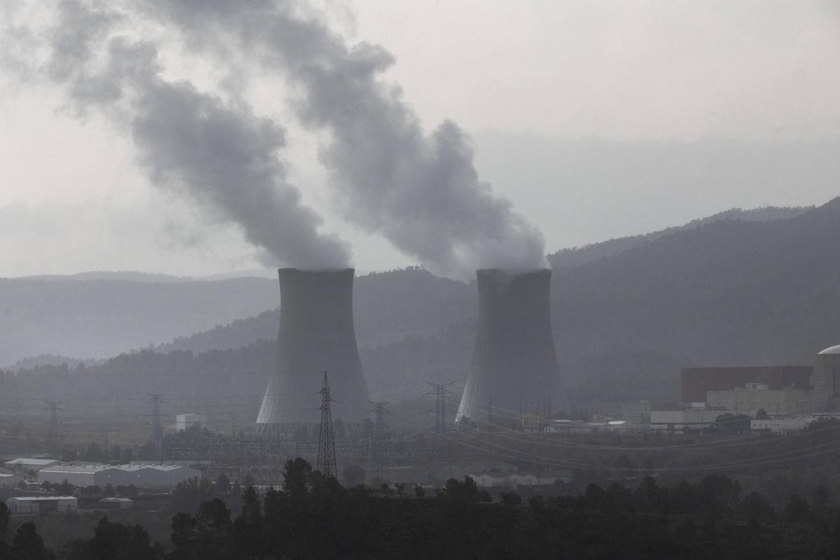 Torres de refrigeración de la central nuclear de Cofrentes.