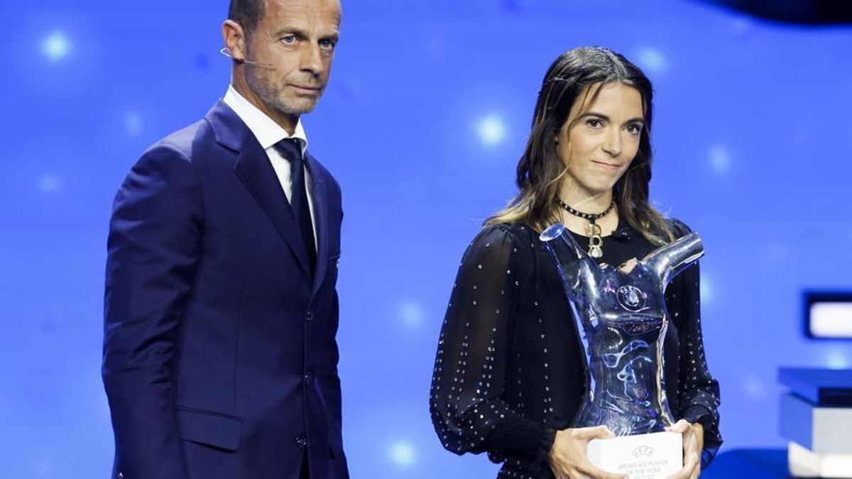 Ceferin, el presidente de la UEFA, y Aitana Bonmatí, tras recibir el premio como mejor jugadora de Europa.